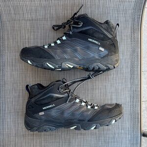 Merrell Woman’s Black and Gray Hiking Boots